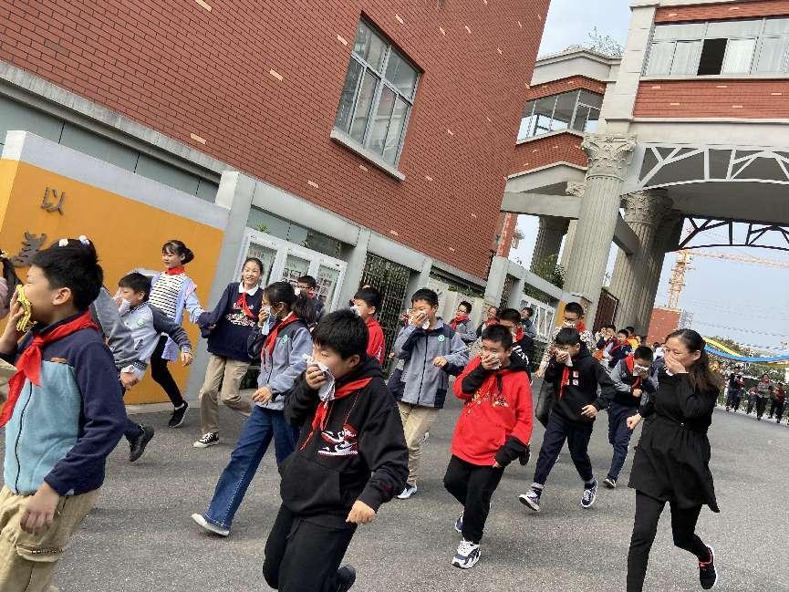 21.10.22消防演练报道_html_4d6cfe2d.jpg