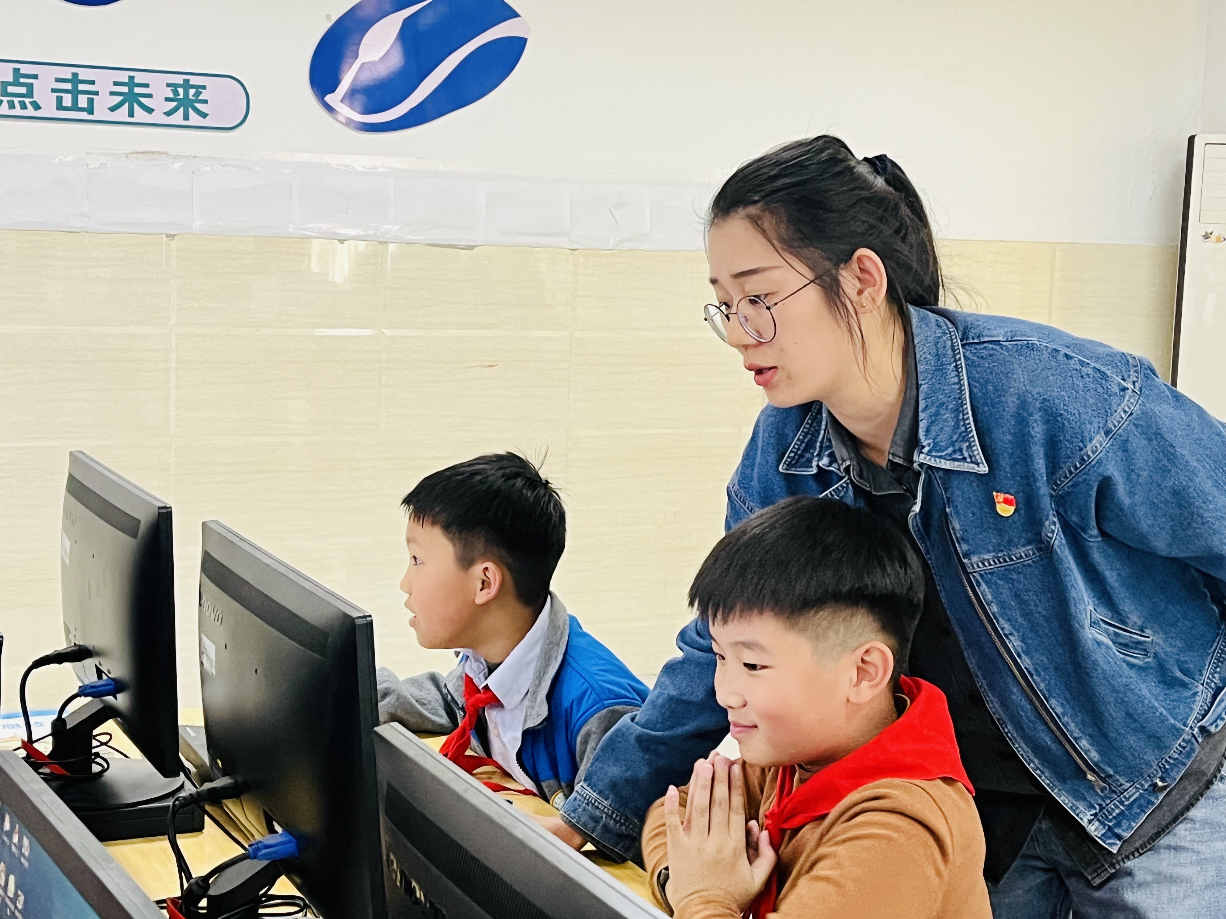 课后服务抓落实 党员教师在行动(一)_html_7e85c058.jpg