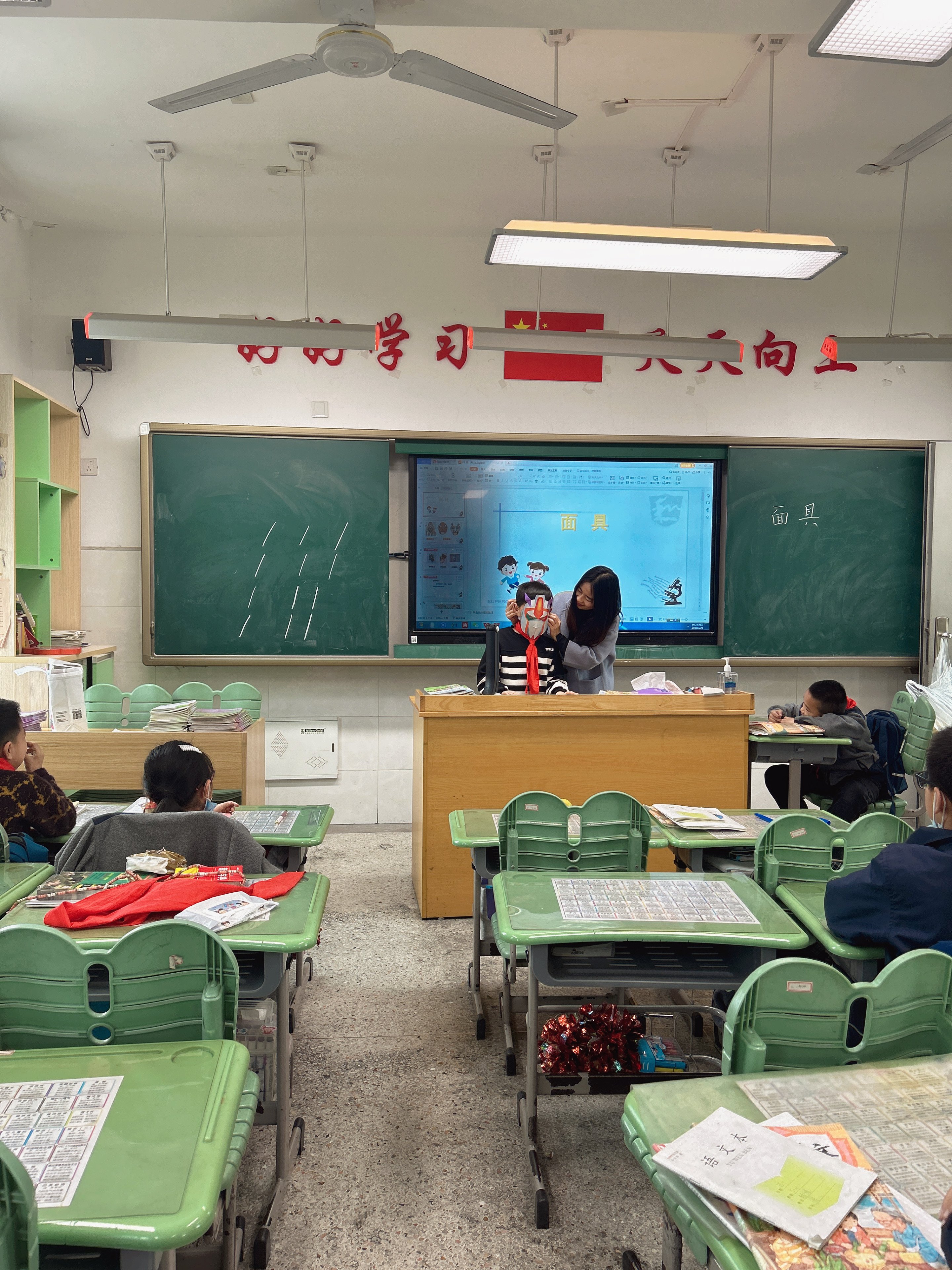 3.28【尚美迈小 教学】让劳动在精雕细琢中更加生动(磨课新闻稿)_html_m386a29ef.jpg