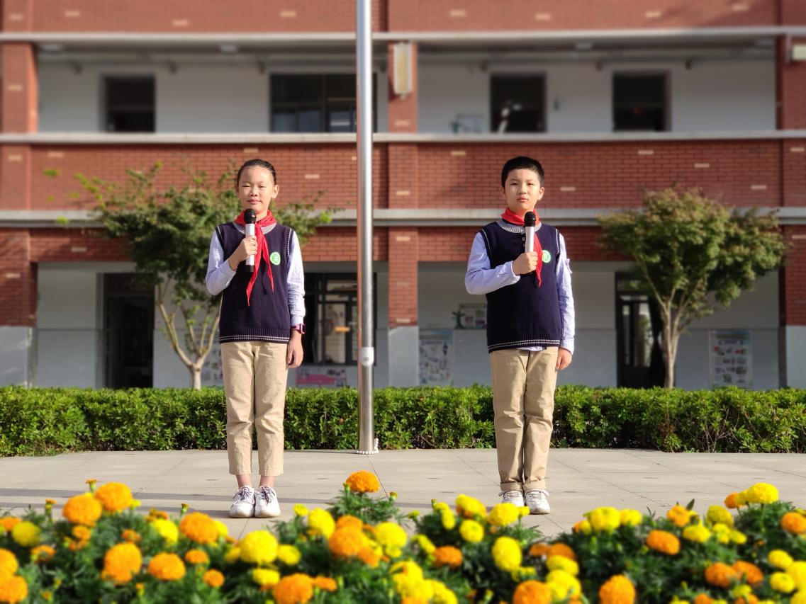 升旗仪式报道10.12_html_68c50939.jpg