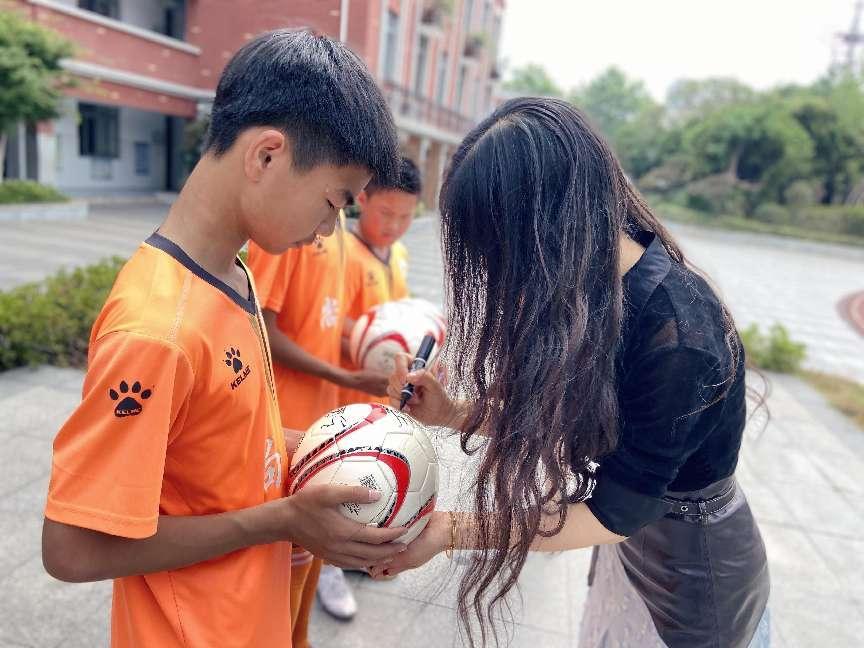 优秀尚美娃,放飞足球梦--2022年迈皋桥中心小学第七届“校长杯”班级足球联赛_html_m42fd2173.jpg