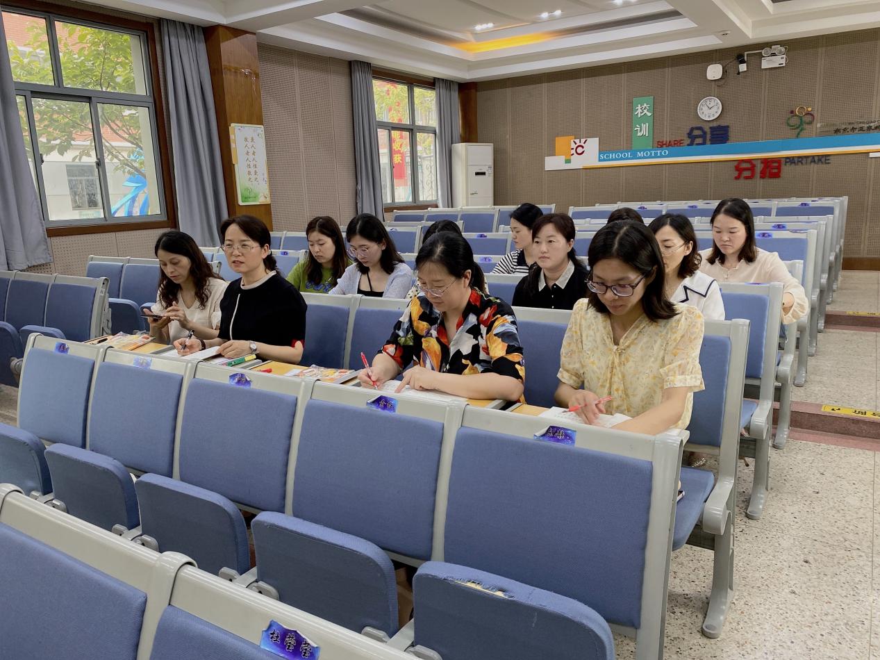 【尚美迈小】学新《课标》，践行课改——迈小语文教研组集体备课9.2_html_237d1d72.jpg