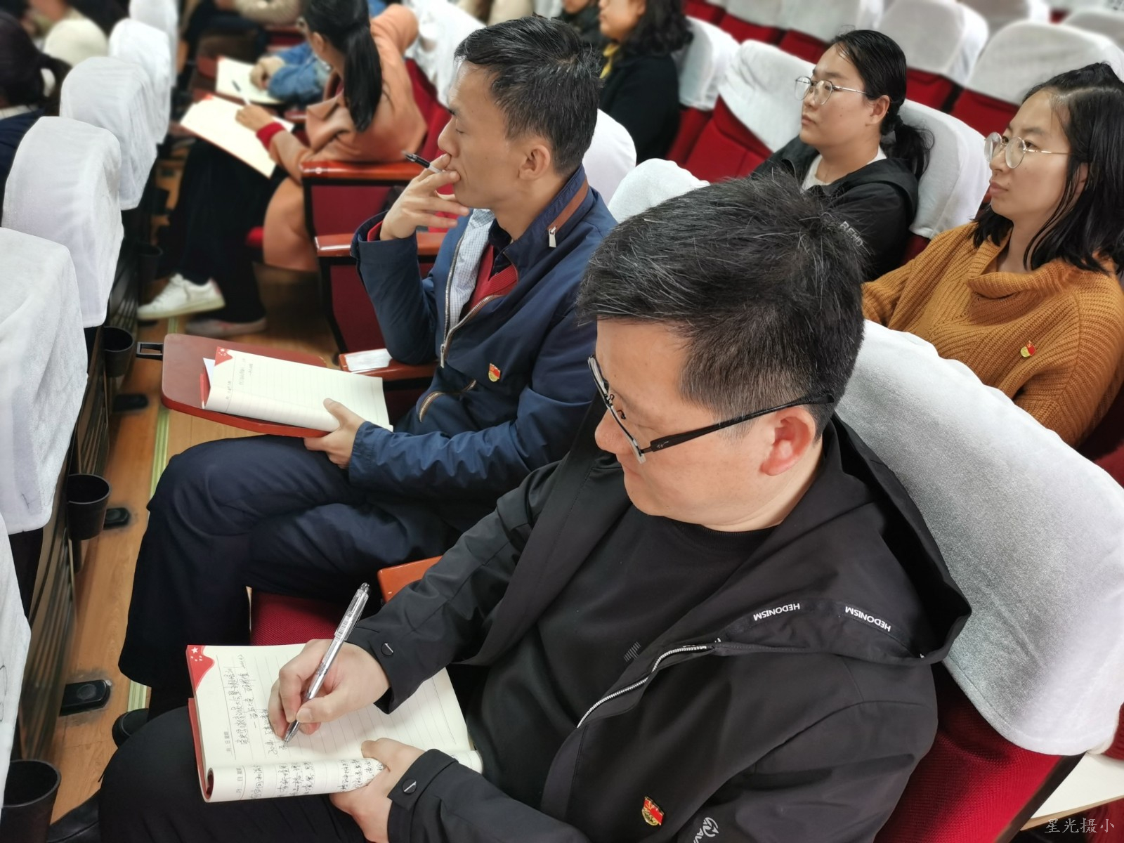 党员认真做笔记2.JPG