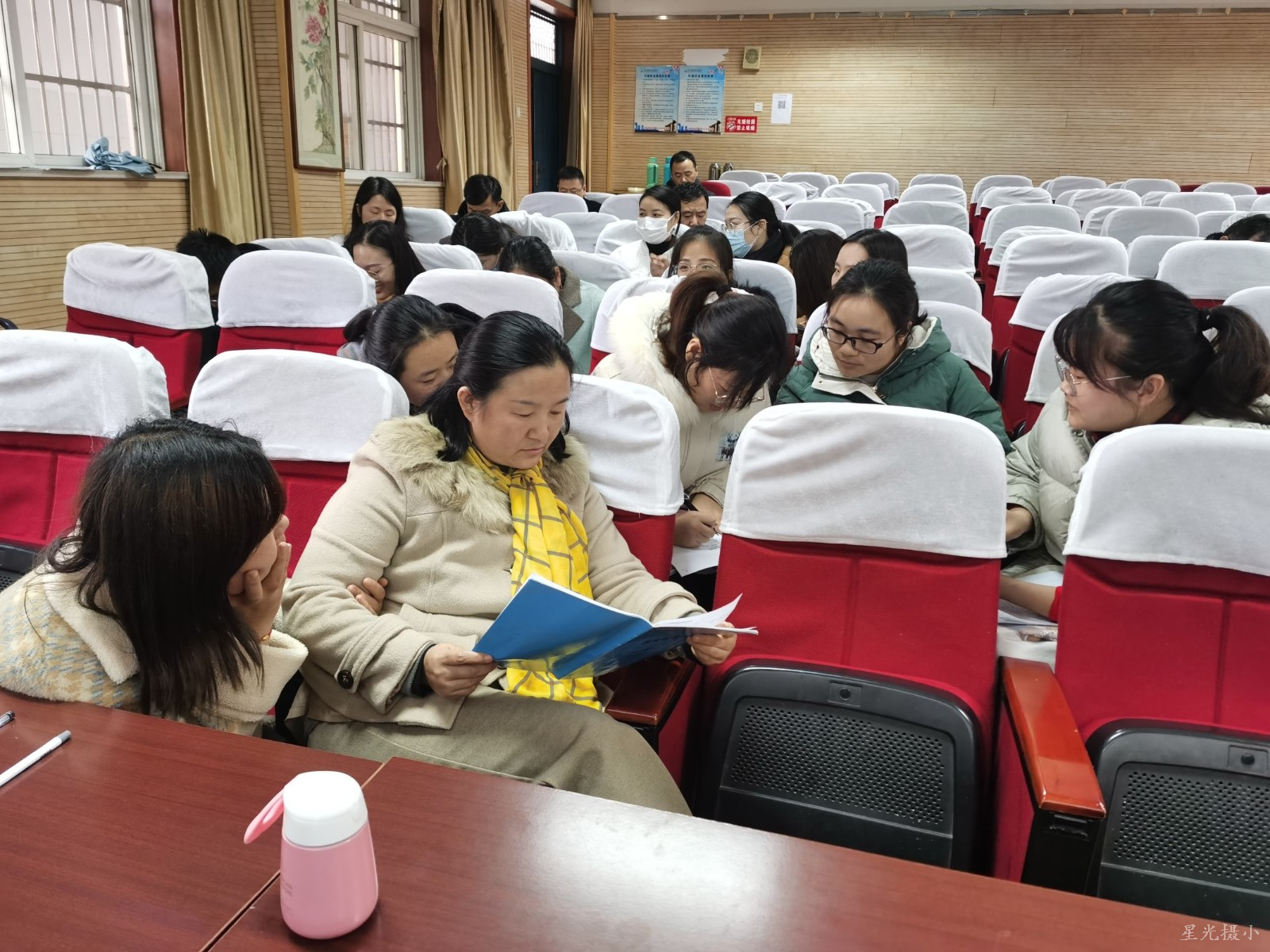 老师们进行热烈的讨论.jpg