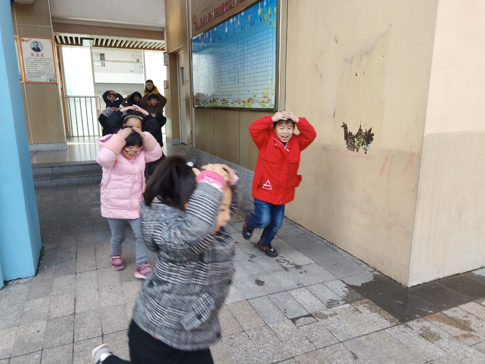 【星光摄小】（安全第一）摄山星城小学天佐路校区开展防震疏散演练