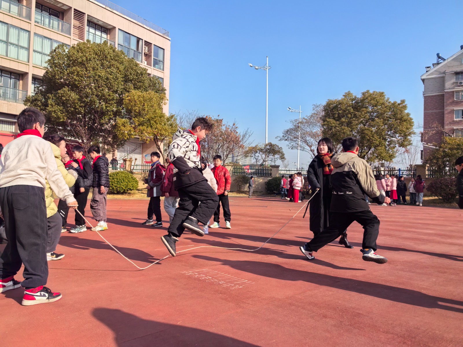 【星光摄小】（一月一赛）七彩长绳迎元旦------摄山星城小学天佐路校区开展全校“8”字跳长绳比赛