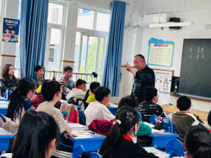 【星光摄小】“伴”日相约 共“育”成长——摄山星城小学天佐路校区六年级家长开放日