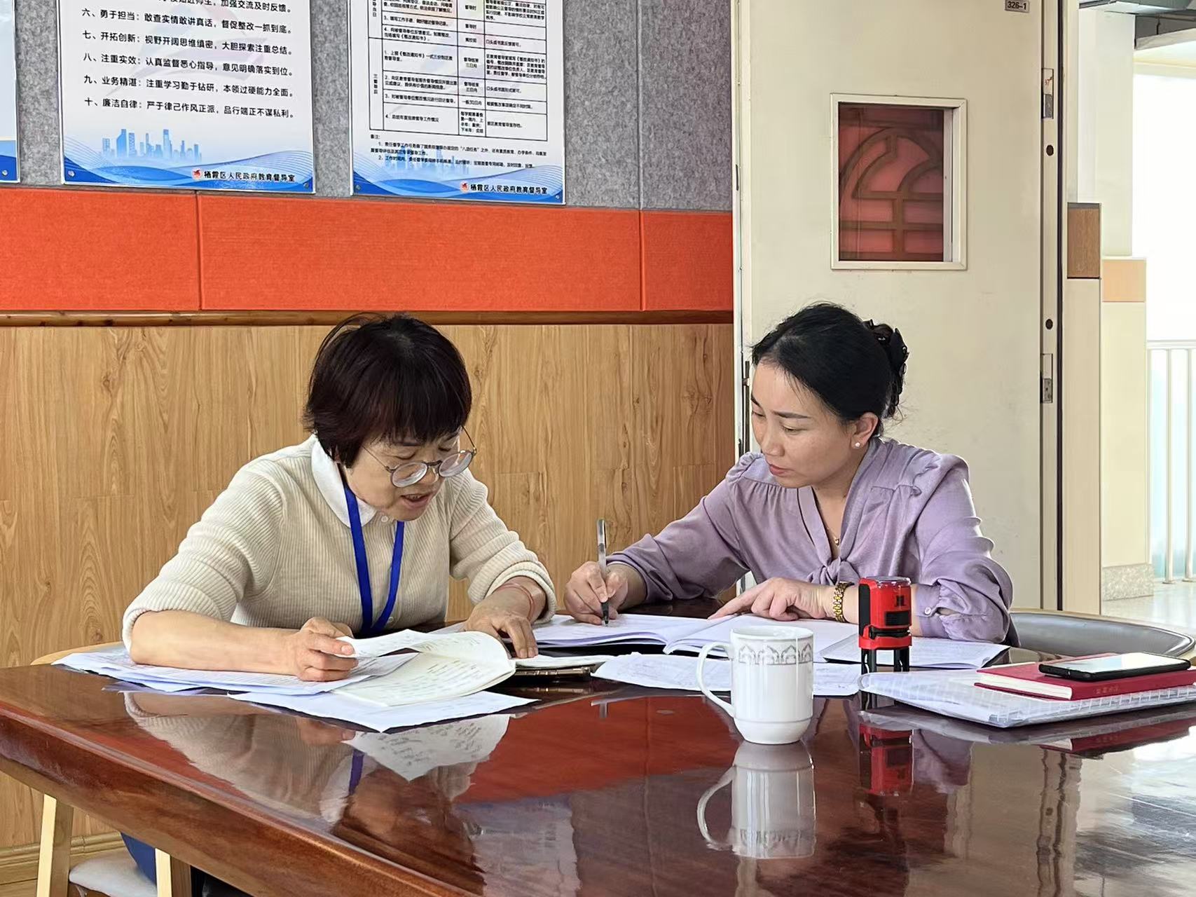 郭督学和俞红校长.jpg