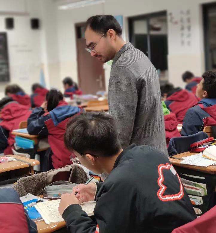 【毅行栖中·教师专访】春风化好雨，金针度学人——你好哇，张伟强老师