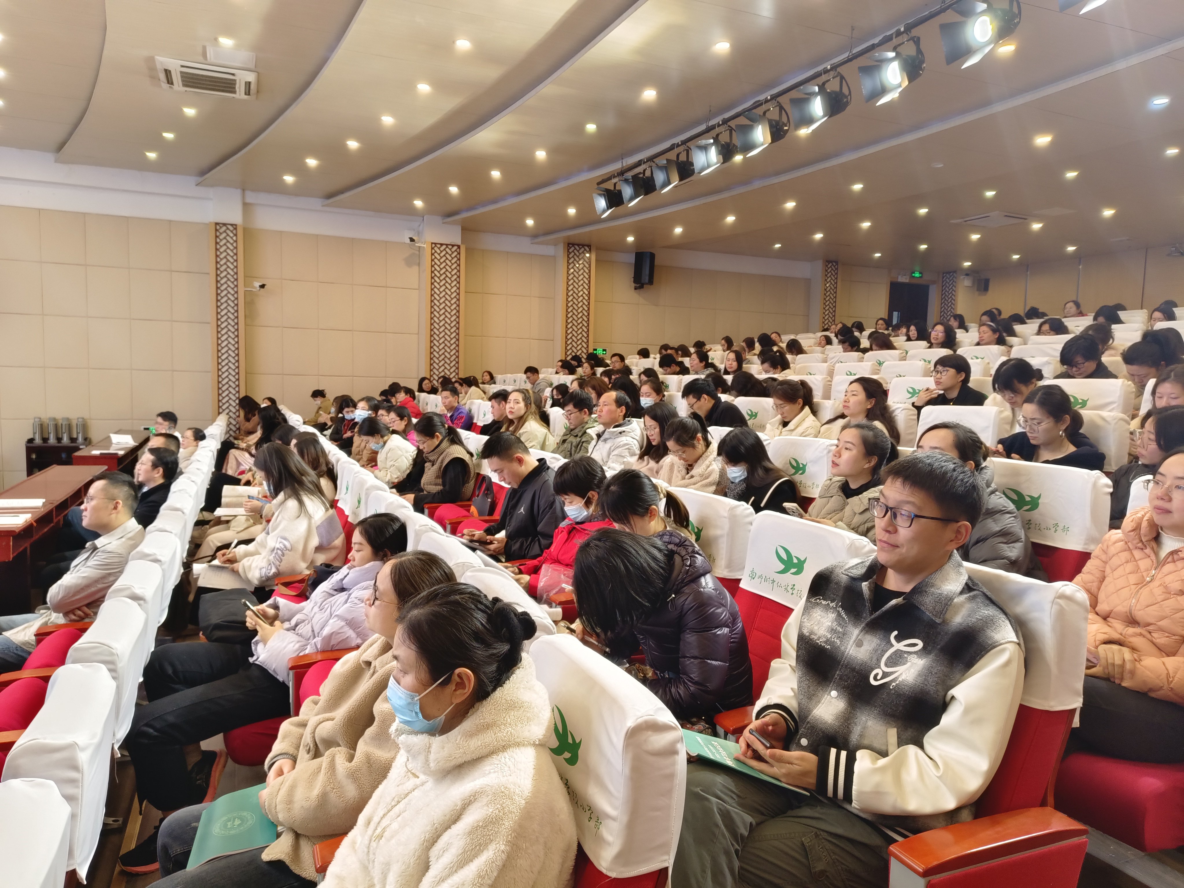 著名八段锦功法大师现身学校_html_m372c0c44.jpg