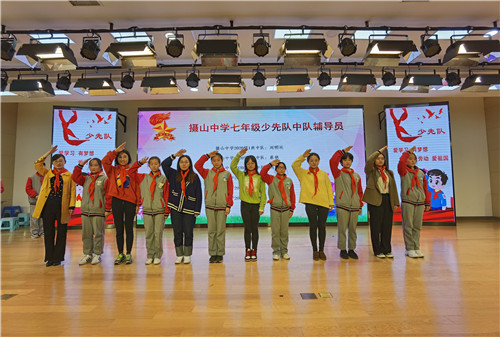 给辅导员戴红领巾1.jpg