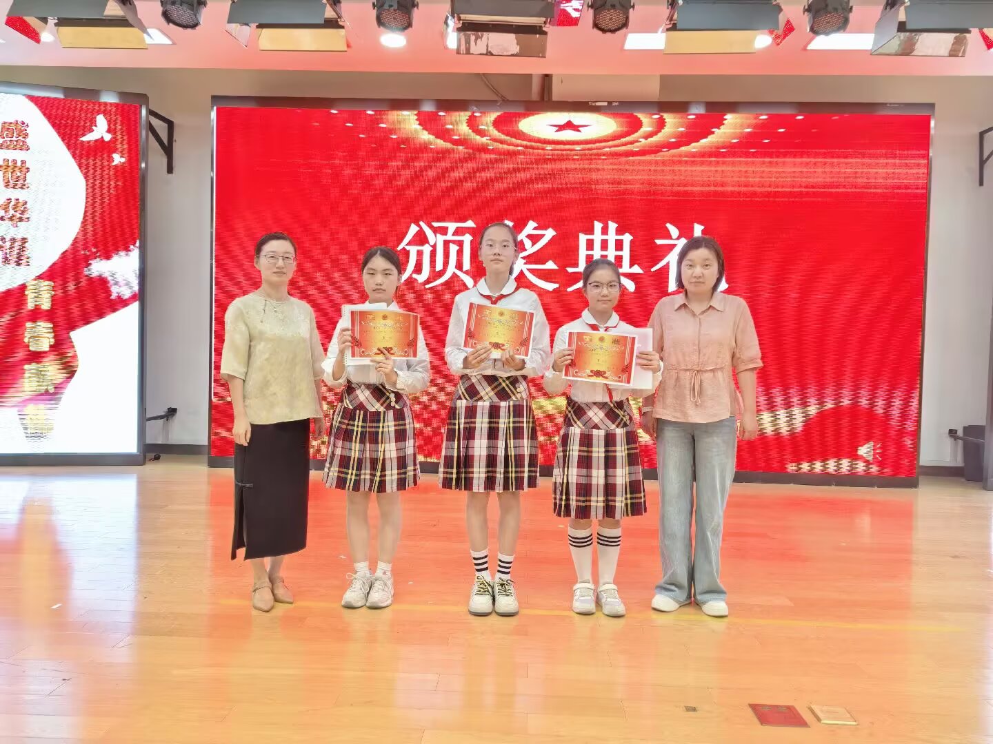 一等奖颁奖.jpeg 一等奖颁奖.jpeg