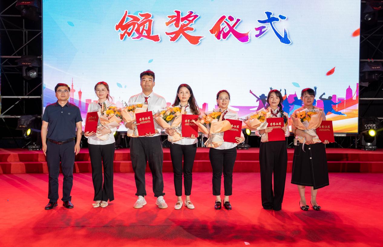十八而志 追光而行  微信_html_md70e91f.jpg