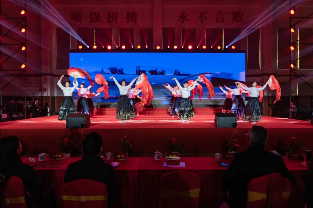三大篇章绘就青春模样！南京新港中等专业学校元旦汇演太震撼！_html_f0c1bc.jpg