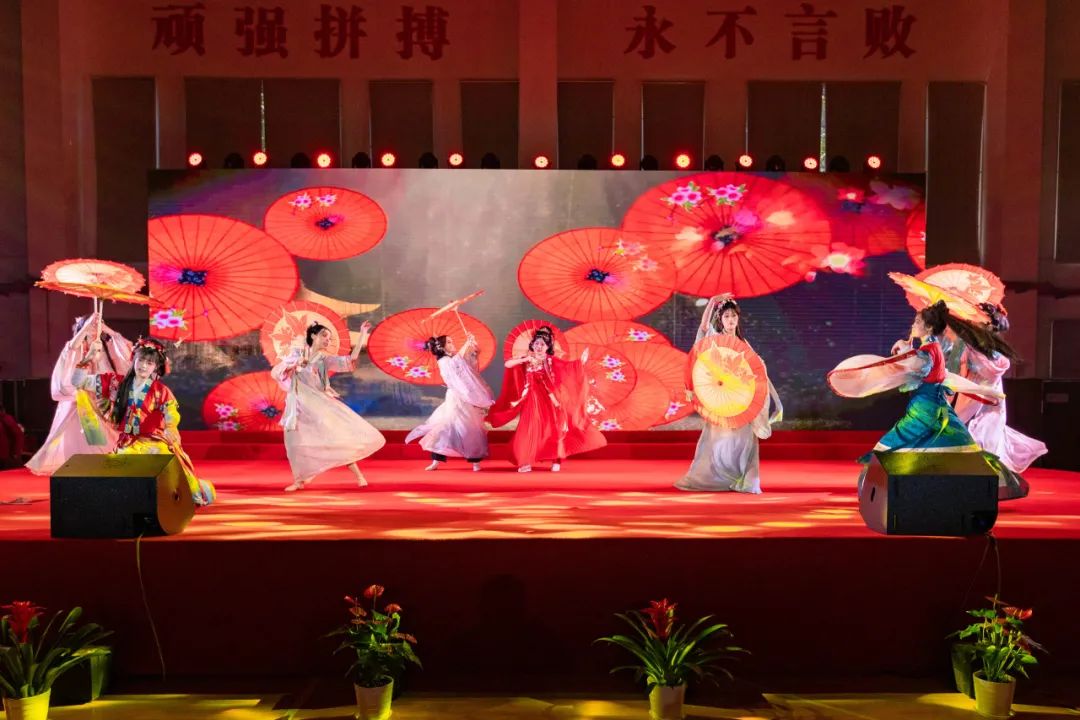 三大篇章绘就青春模样！南京新港中等专业学校元旦汇演太震撼！_html_m6720f0da.jpg