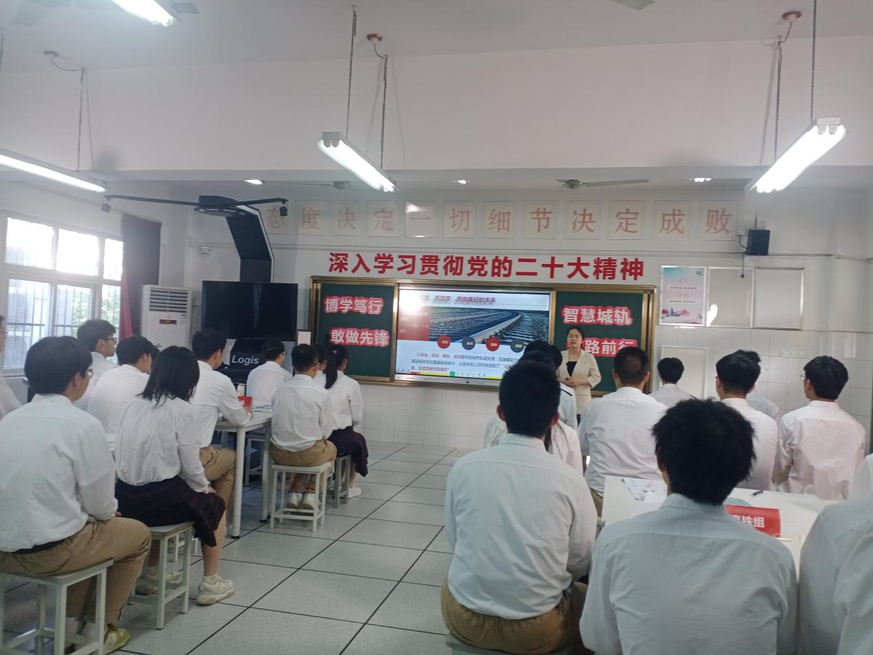 新港中专三位青年教师开设主题班会课_html_56f18616.jpg