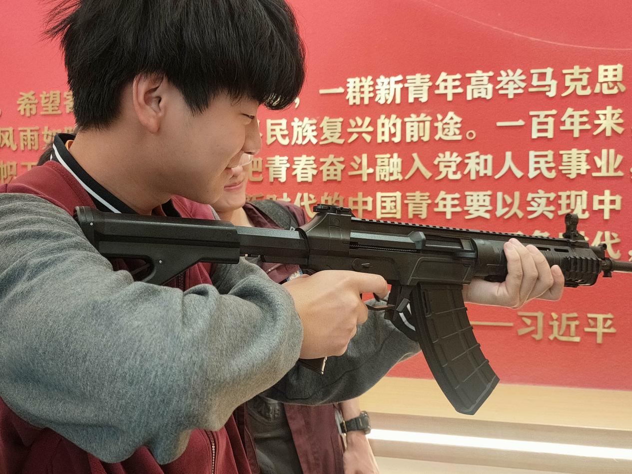 5月21日 栖霞行知行通讯稿   学生到南京信息职业技术学院国防教育馆参观学习_html_m2e222518.jpg