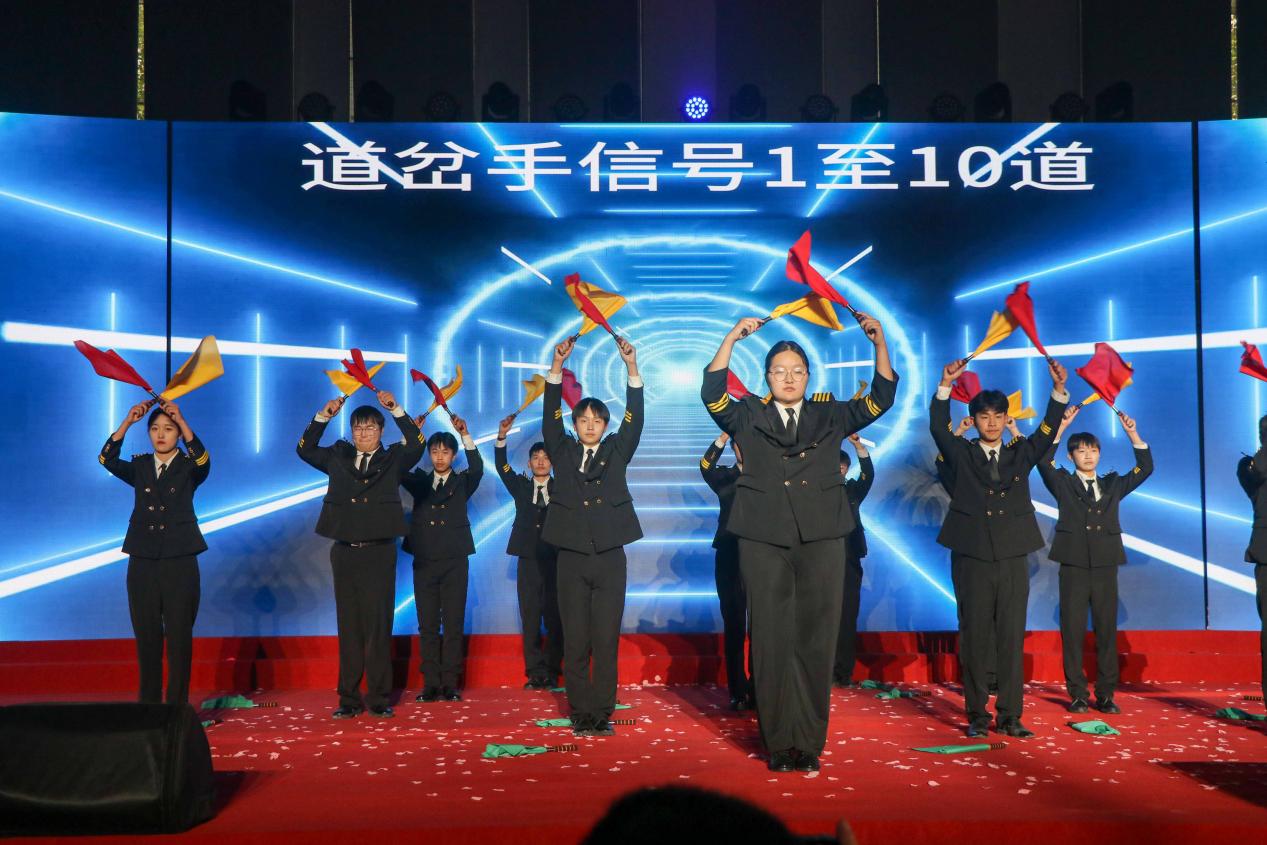匠心向未来  2024年庆元旦展演暨表彰典礼_html_37b43dd4.jpg
