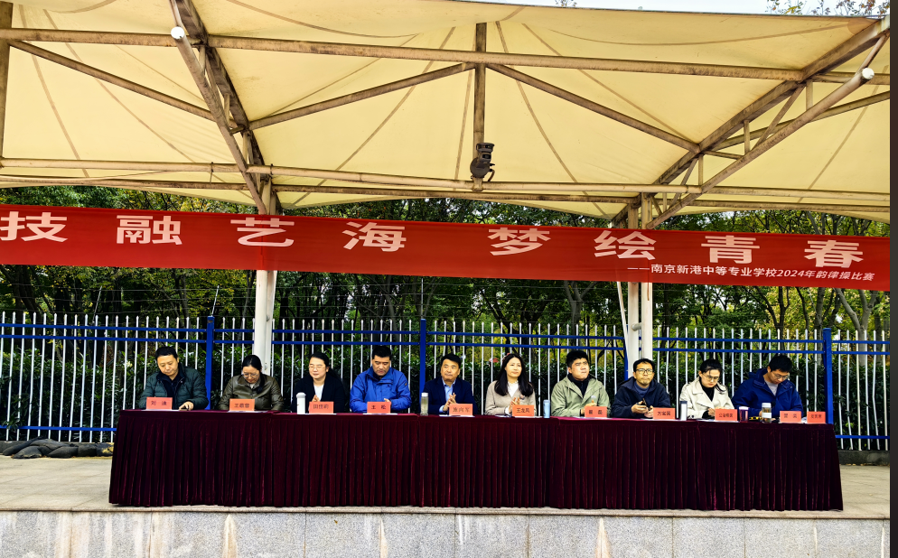 报道：技融艺海，梦绘青春_html_147afd54.png