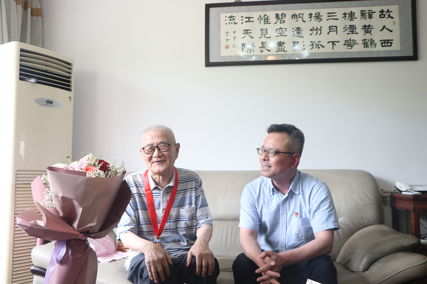 颁发佩戴纪念章_html_m6c82a847.png