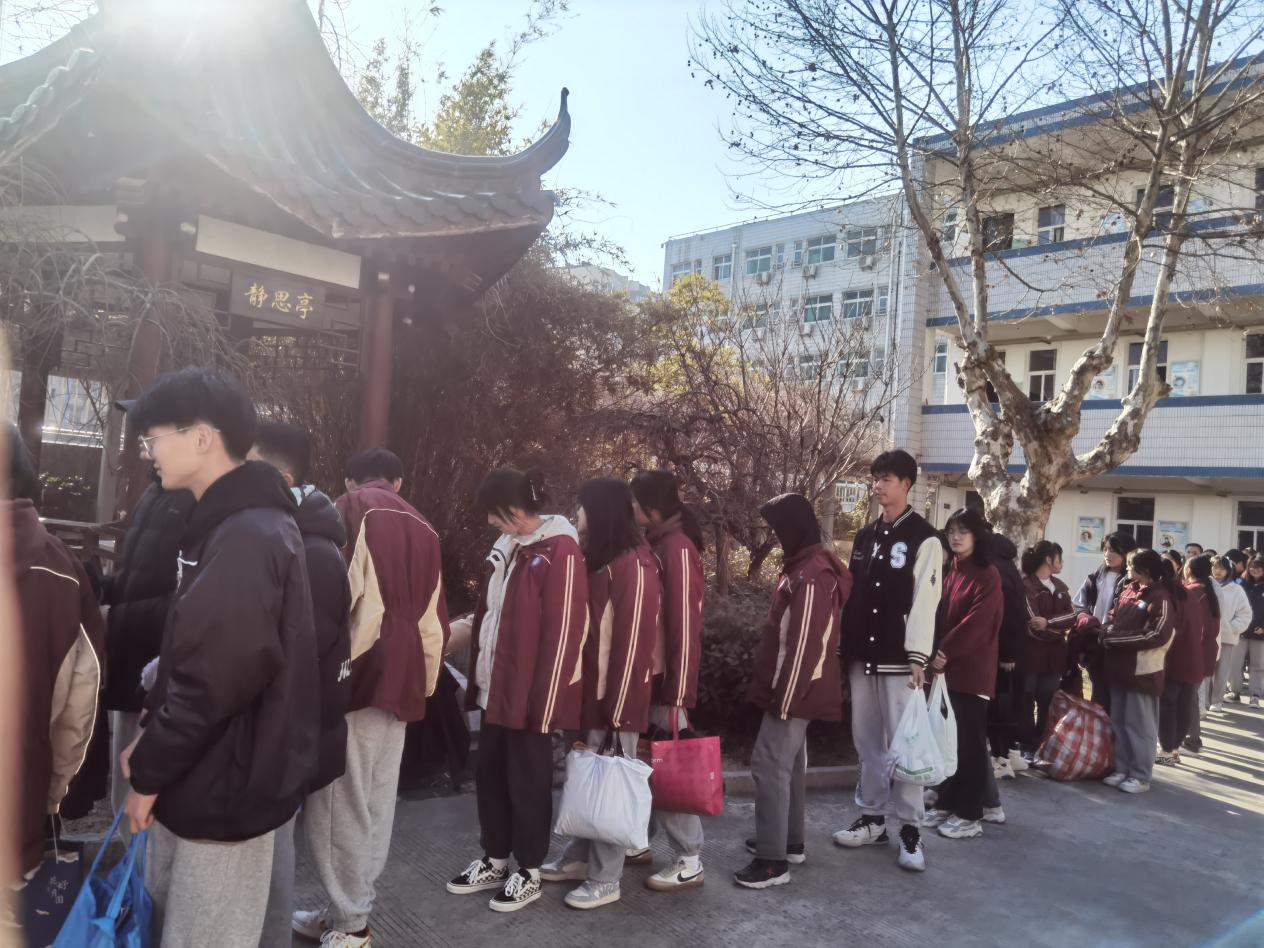 温暖人世间 青春在行动_html_28f3c843.jpg