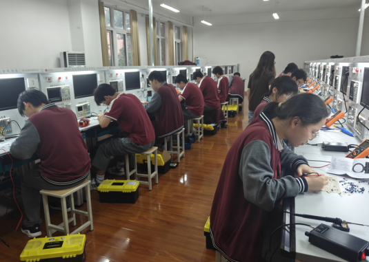 三校区联动共谱职教匠心华章    双维度赋能同铸技能育人新篇_html_47eafab7.png