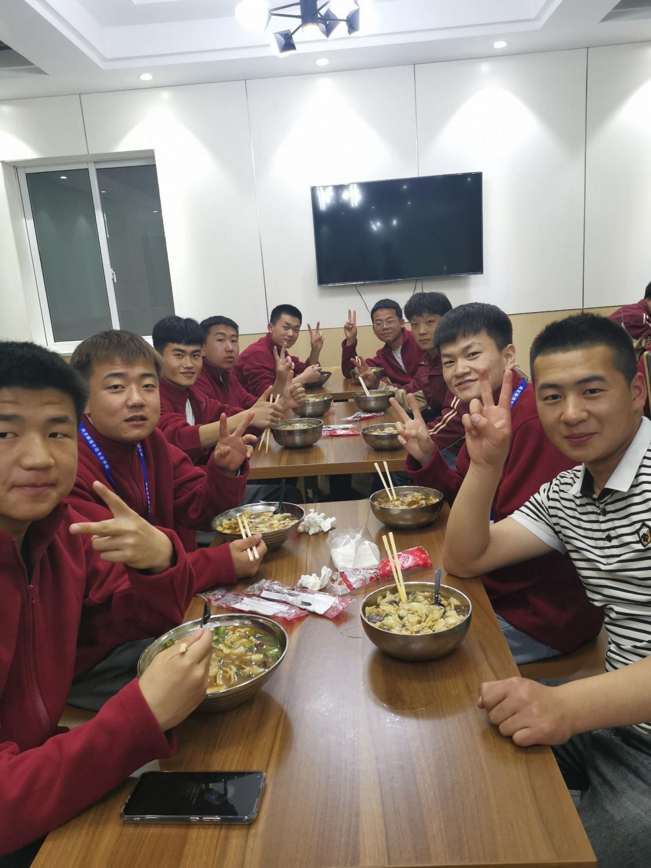 享美味“食”光，解最深乡愁-21物联网青海班开展学生制作家乡美食活动_html_7a912dc2.jpg