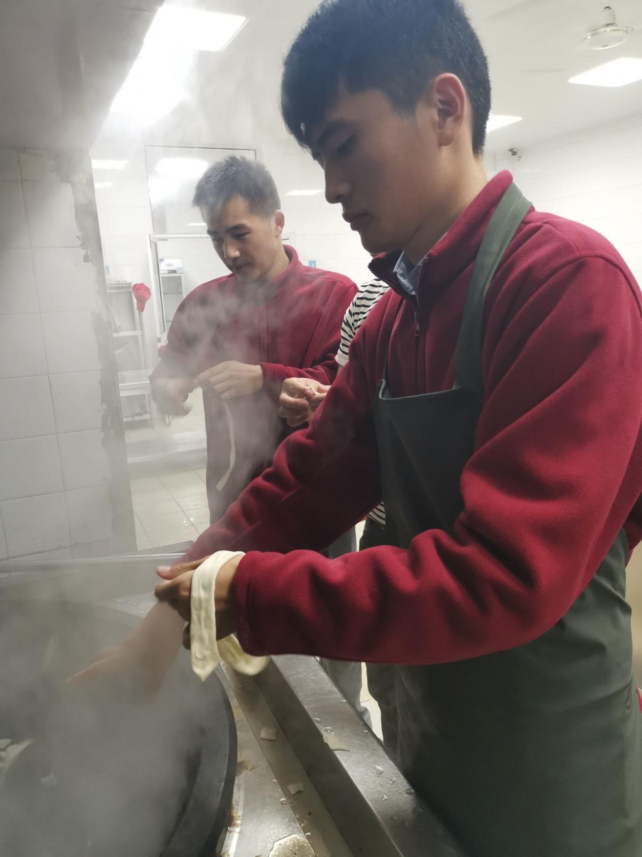 享美味“食”光，解最深乡愁-21物联网青海班开展学生制作家乡美食活动_html_m4f9d735d.jpg