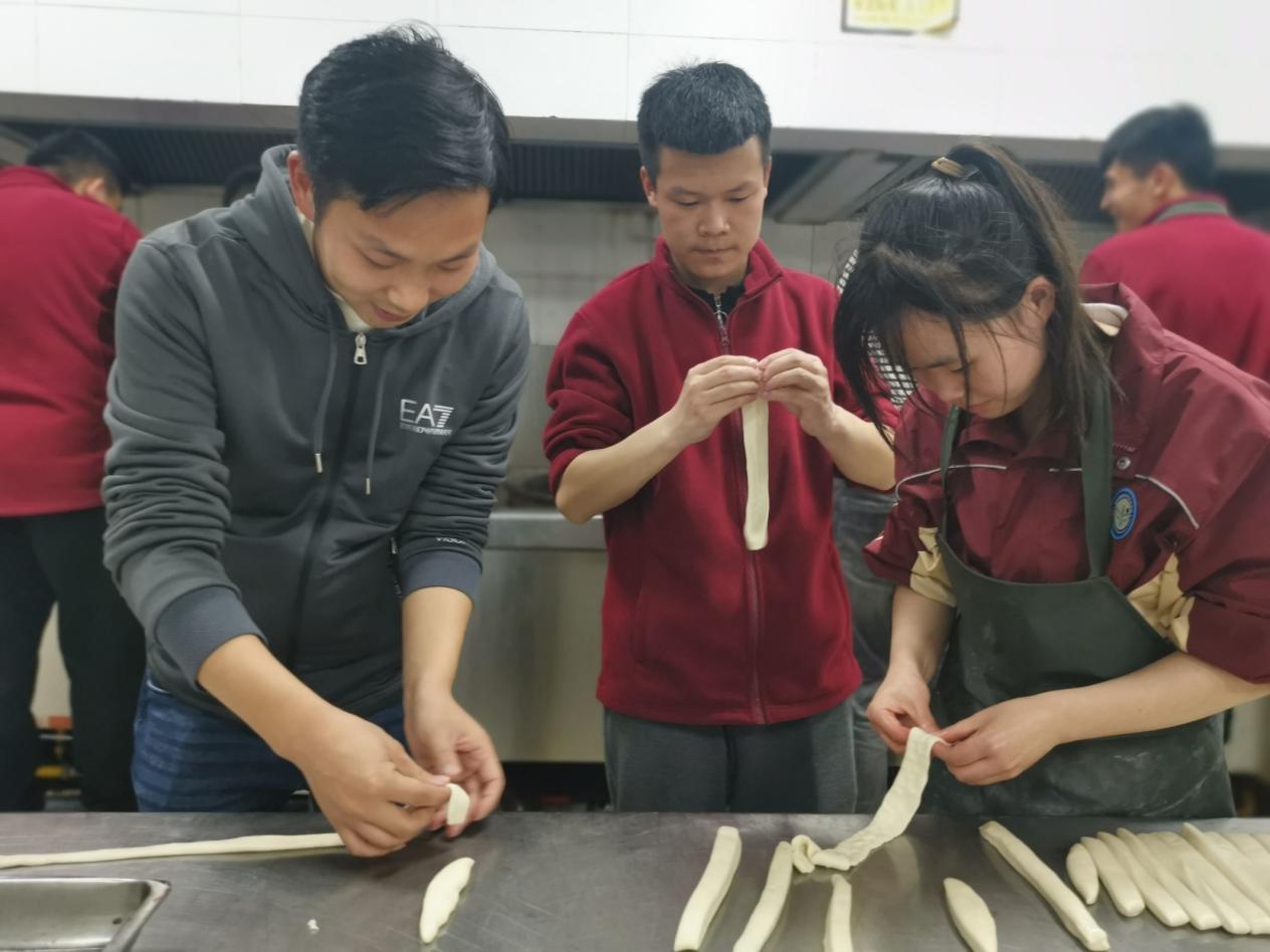 享美味“食”光，解最深乡愁-21物联网青海班开展学生制作家乡美食活动_html_2b10741.jpg