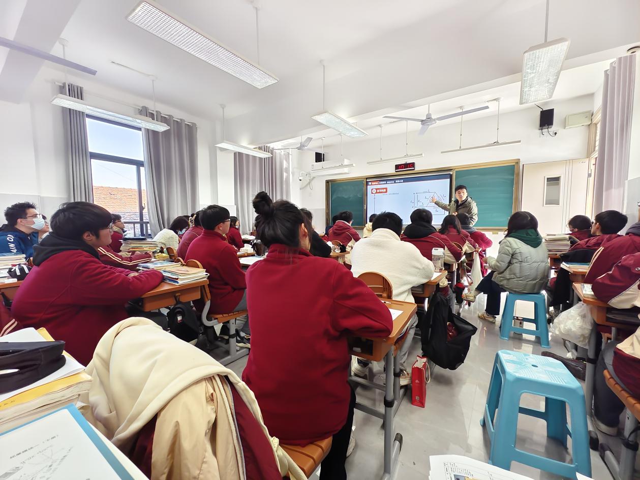 公开课上展风采,促进教学共成长——南京新港中等专业学校电子教研组市级教研活动_html_240248ff.jpg