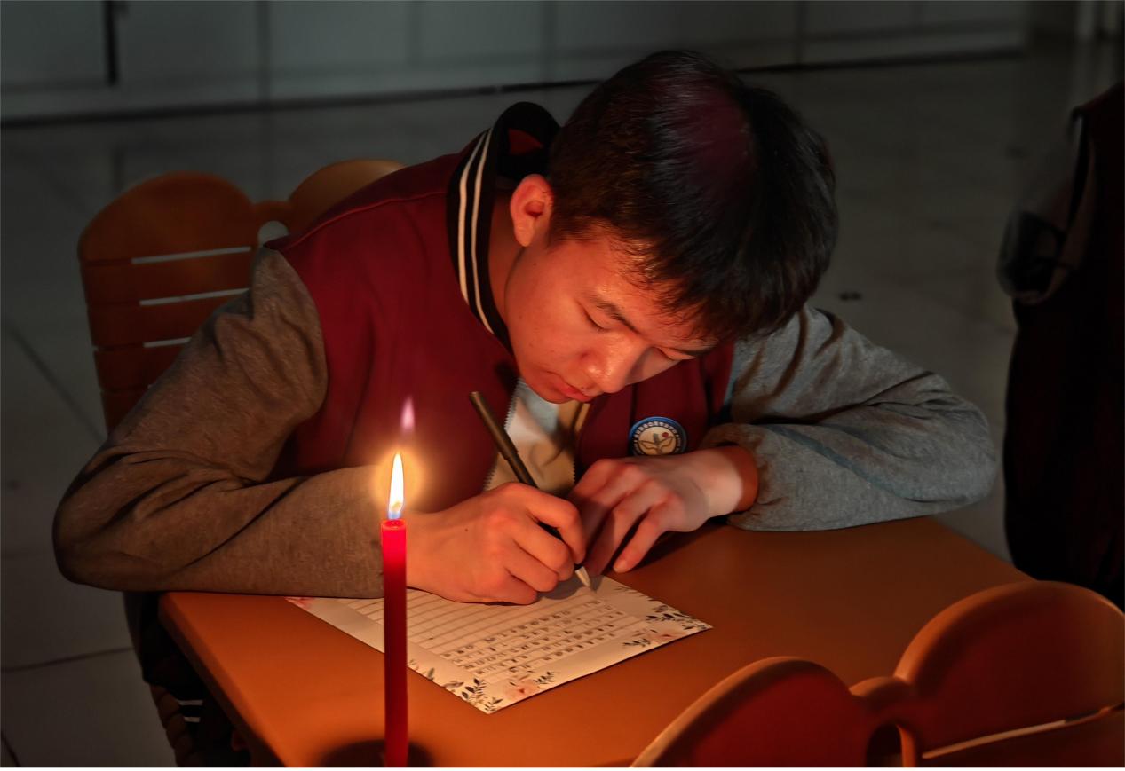 感恩父母，温暖前行-21物联网青海班烛光书信活动_html_18dbe655.jpg