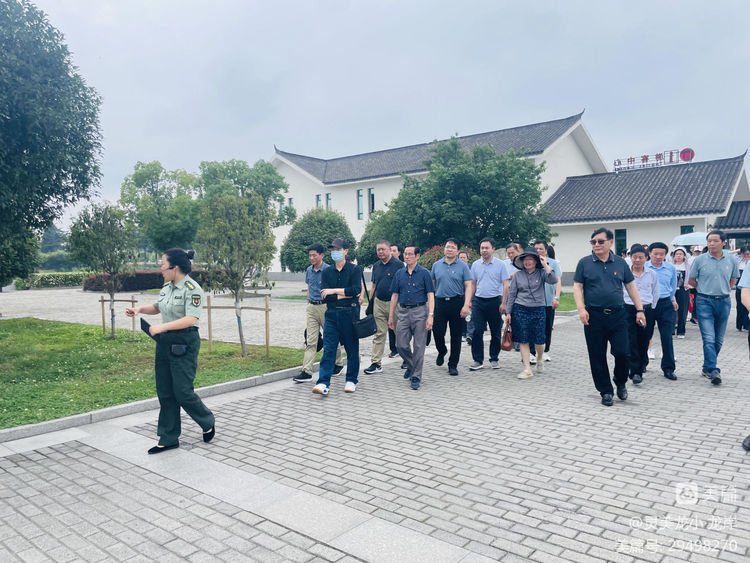 【龙小先锋·团队活动】传承红色基因，争做育人先锋——龙潭中心小学党总支开展主题党日活动_html_ma8089ed.jpg