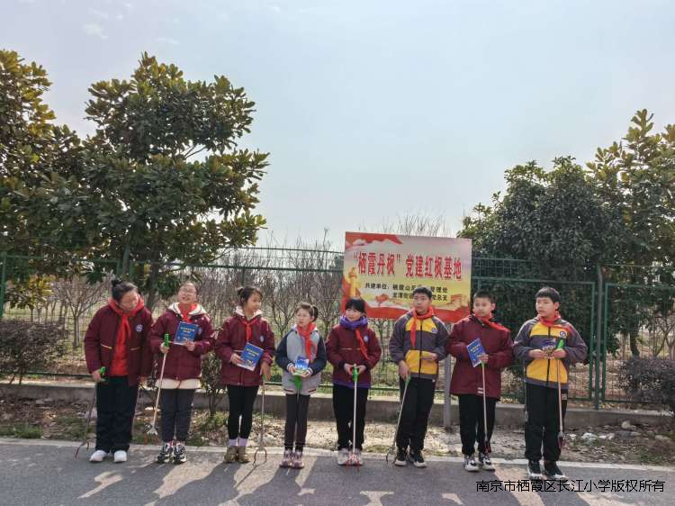 【江韵先锋·特色活动】护绿在行动 劳动美家园——长江小学组织少先队员开展植树节活动