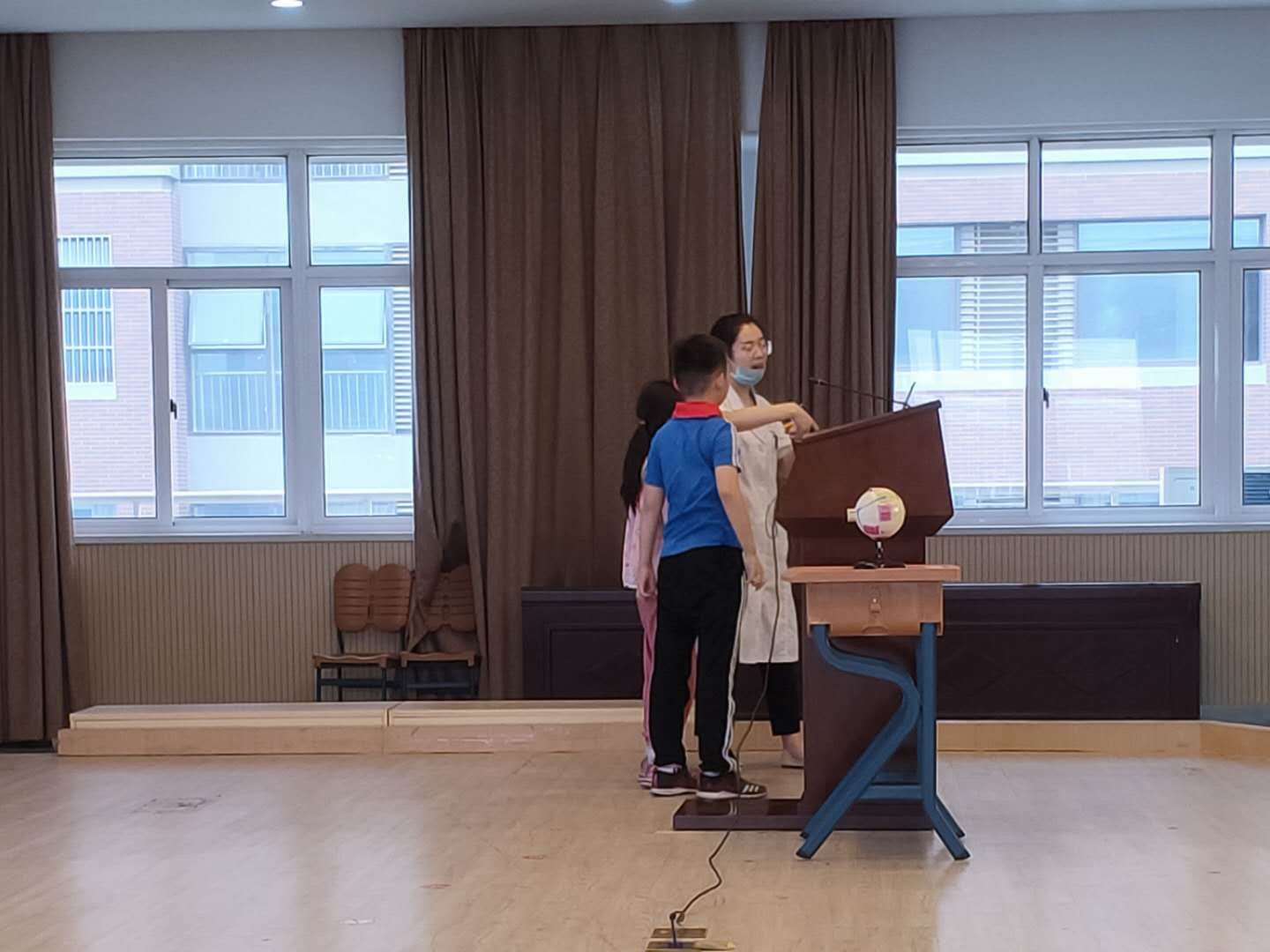 【灵美龙小】共同呵护好孩子的眼睛，让他们拥有有一个光明的未来