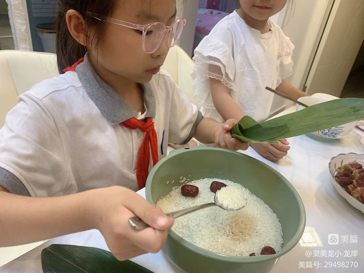 【灵美龙小·龙岸】悠悠粽叶香 浓浓端午情——龙潭中心小学龙岸花园校区开展端午节主题活动_html_61b9f8b0.jpg