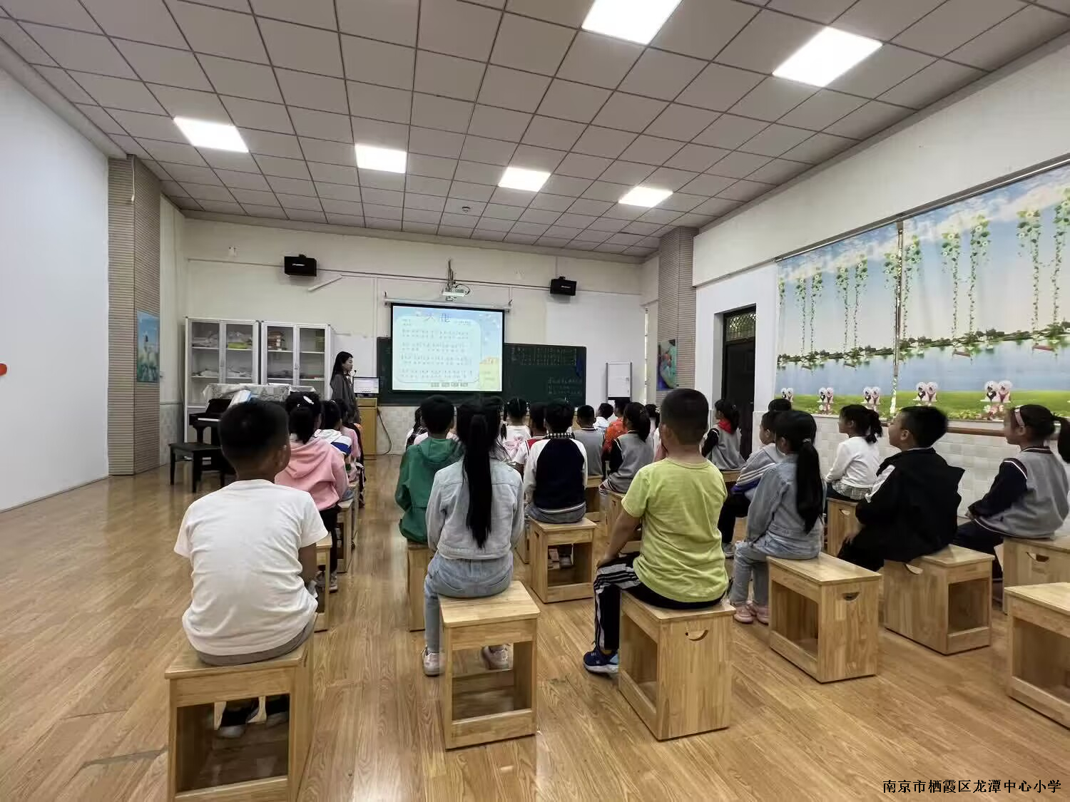 【灵美龙小】新课标背景下研究低年级唱游教学教研活动