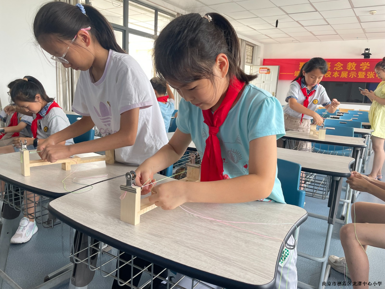 【雅韵先锋·团队活动】巧手编手绳 五彩迎端午——靖安小学开展端午节劳动实践活动