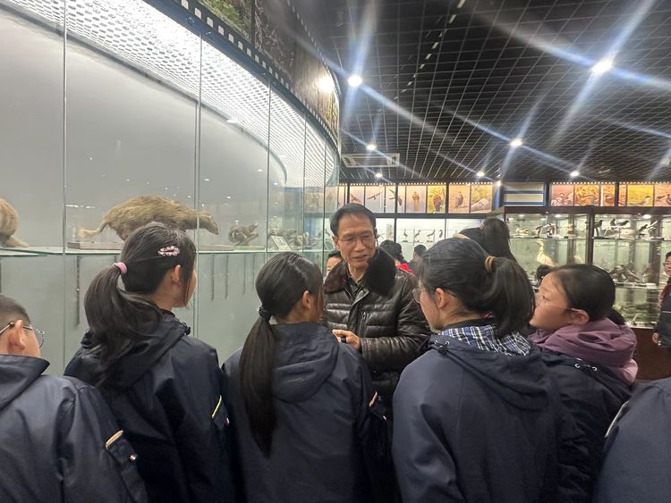 2025.3.12探秘珍稀动植物，邂逅奇妙大自然——龙潭中心小学开展“知行”校外实践活动_html_364ef012.jpg