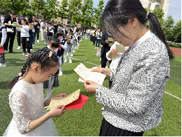 【灵美龙小·江畔】劳动促进成长，感恩成就未来——龙潭中心小学江畔人家分校三年级开展十岁成长仪式_html_6cbb0a28.png