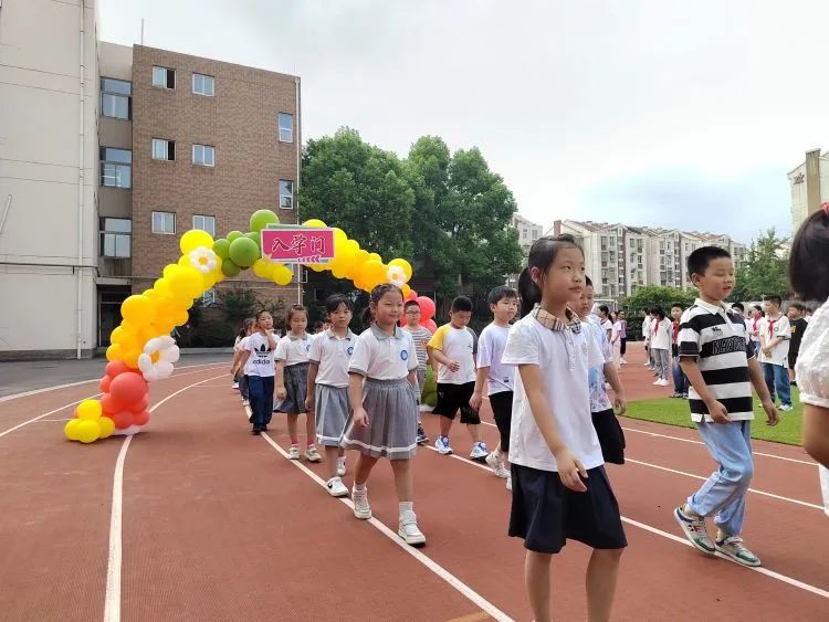 【灵美龙小&middot;江畔】讲文明爱劳动 筑新梦跃新程——龙潭中心小学江畔人家分校举行2023年秋季学期开学典礼暨入学仪式_html_3be80a7a.jpg