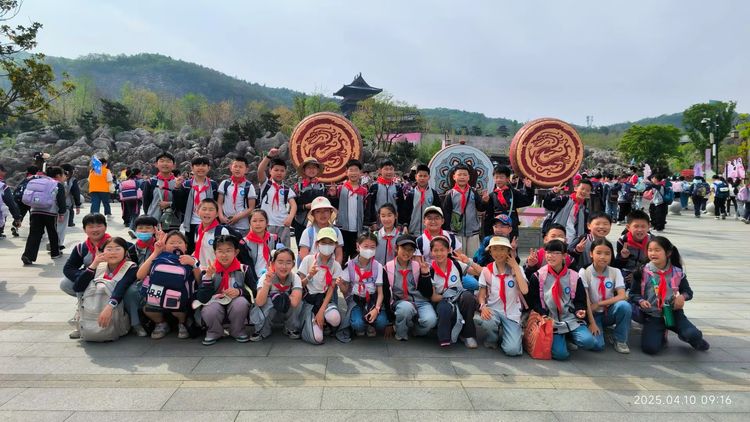2025.4.10用脚步丈量金陵 用眼睛记录春天——龙潭中心小学开展春季社会实践活动_html_7f3c38f8.jpg