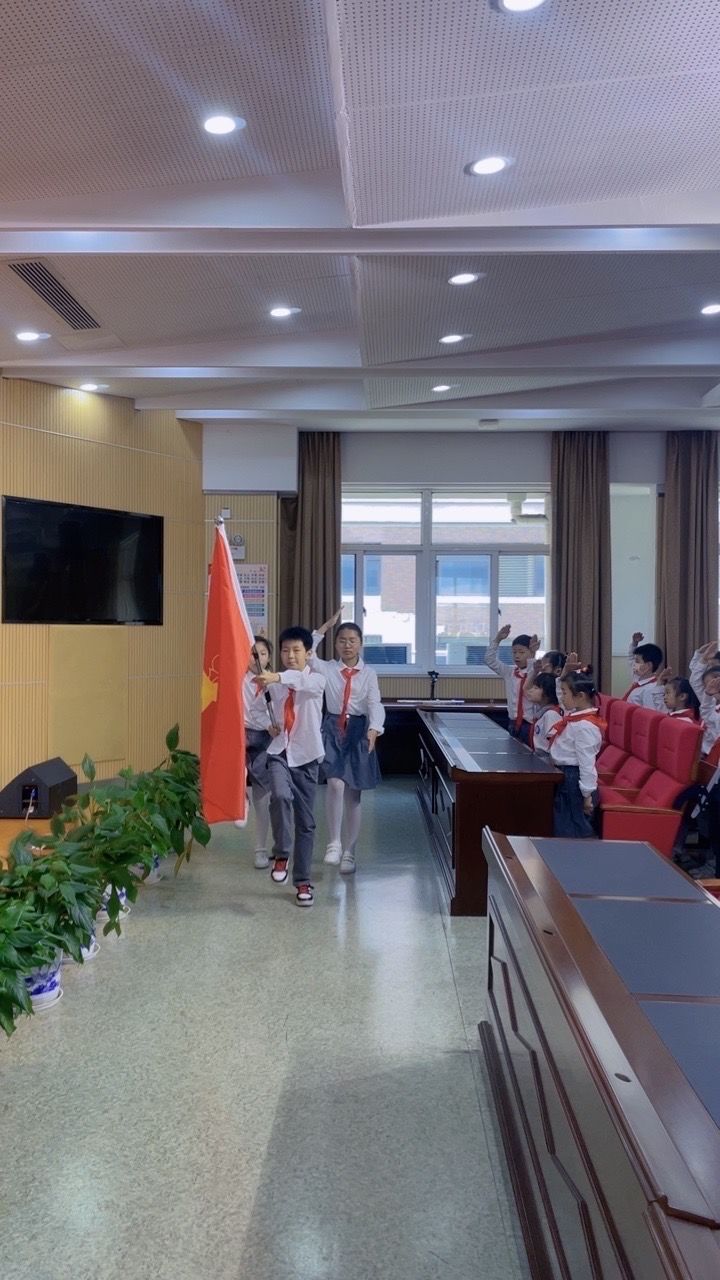 【灵美龙小·少先队】红领巾爱祖国——龙潭中心小学（本部）一年级分批入队_html_m2d15b80b.jpg
