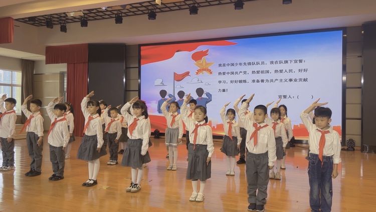 【灵美龙小·少先队】红领巾爱祖国——龙潭中心小学（本部）一年级分批入队_html_56647a04.jpg