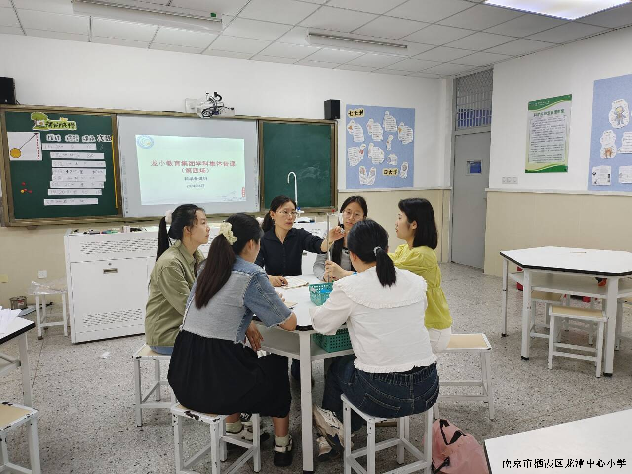 小组讨论图.jpg