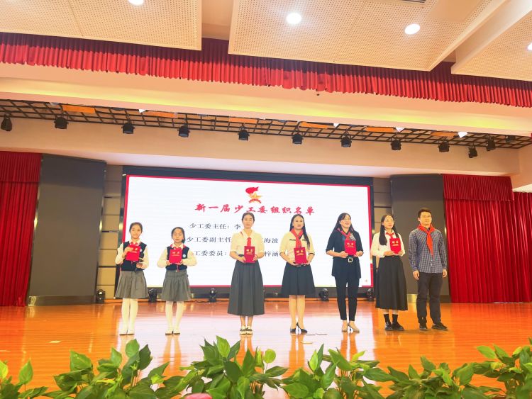 【灵美龙小】筑梦新时代 争做好队员—龙潭中心小学召开第五次少先队代表大会员_html_3551e52d.jpg