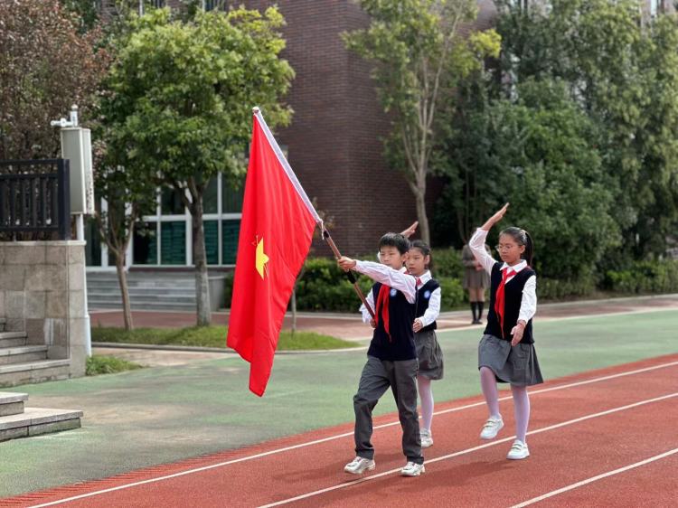 【灵美龙小】争做新时代好队员—龙潭中心小学举行2022级第二批入队仪式_html_m2d9156ed.jpg