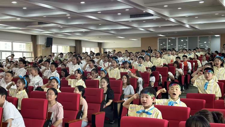 2025.5.22少年凌云志 不负好“拾”光——龙潭中心小学举行三年级十岁成长仪式_html_4e79449e.jpg