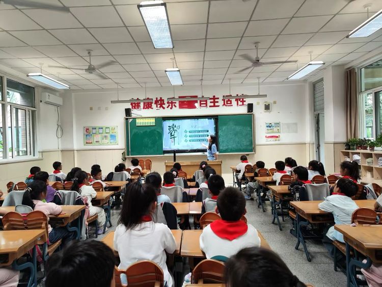 2025.5.29粽香诗韵庆端午 童心传承文化情——龙潭中心小学开展“我们的节日·端午”系列活动_html_6f56defb.jpg