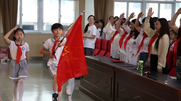 2025.5.30牢记党的教导 争做强国少年——龙潭中心小学举行一年级分批入队仪式_html_39a4bb8d.jpg