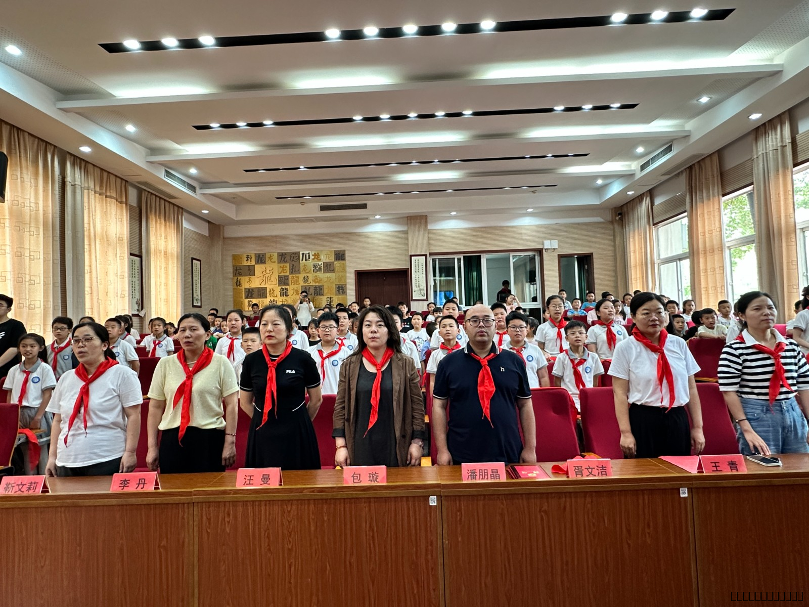【灵美龙小·江畔】薪火相传入队礼 江畔少年争当时代好队员——龙潭中心小学江畔人家分校开展一年级分批入队仪式